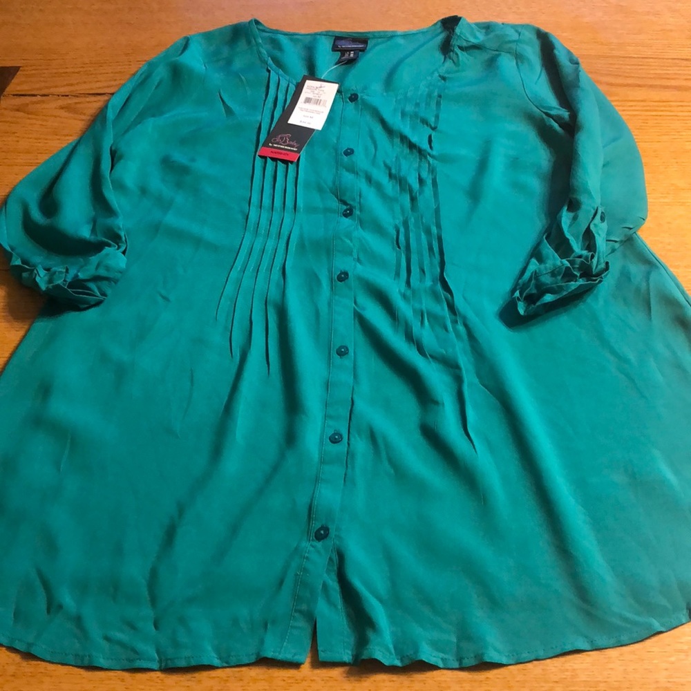 NWT Green Maternity shirt. Sz M.
